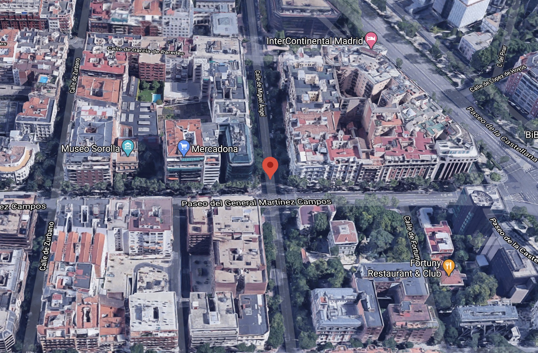 Vista desde la calle de local vendido en Madrid